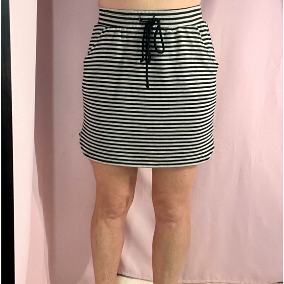 Mini skirt black and light grey striped with pockets stretchy. Made by ReneeC - Picture 3 of 7